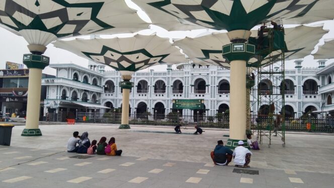 
Tradisi Baru Warga Pasuruan, Ngabuburit di Bawah Payung Madinah