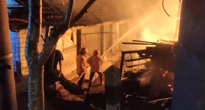 
Kamis Dini Hari, Si Jago Merah Lalap Habis Pasar Gondanglegi Beji