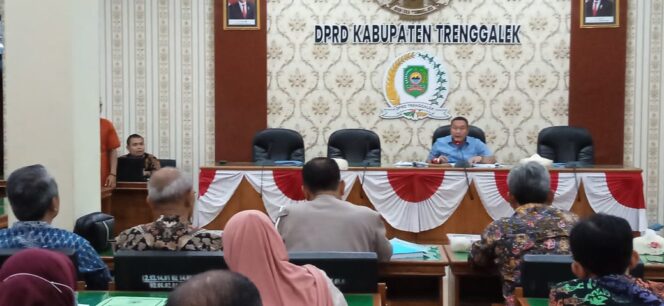 
Komisi II DPRD Trenggalek Gelar Rapat Kerja Bahas Penyelenggaraan Jalan Kabupaten