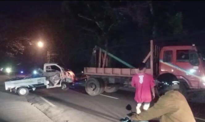 
Laka Pikap vs Truk TNI di Pasuruan, 2 Tewas