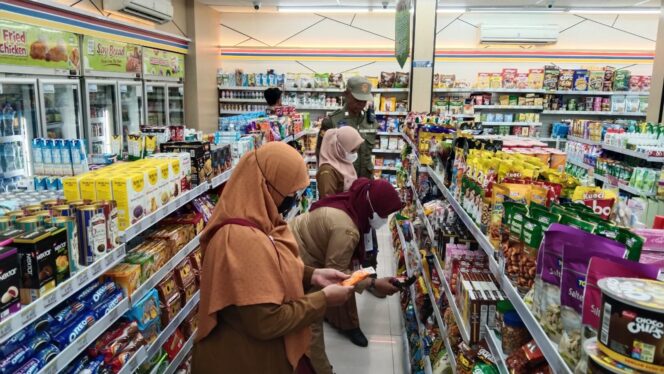 
Sidak ke Sejumlah Swalayan, Dinkes Kota Pasuruan Temukan Banyak Mamin Tak Layak Konsumsi