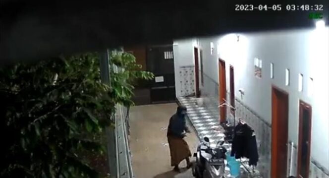 
Maling Bersarung Terekam CCTV Gondol Motor Milik Penghuni Kos di Kota Pasuruan