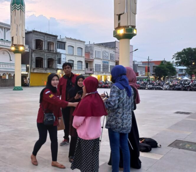 
Kabarpas Bagikan Takjil Gratis di Alun-alun Kota Pasuruan, Ludes Diserbu PKL dan Warga