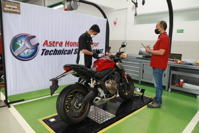 
Jaga Kualitas Layanan, Teknisi Honda Ikuti Uji Kompetensi