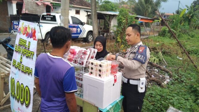 
Polisi di Pasuruan Mendadak Viral Gara-gara Jualan Salad Buah