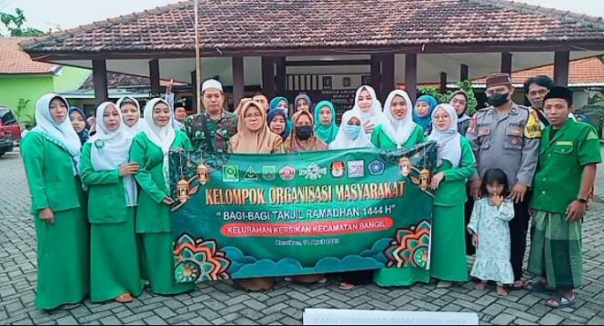
Fatayat Bangil dan Kelompok Organisasi Bagikan Ratusan Takjil Gratis dan Santunan Anak Yatim
