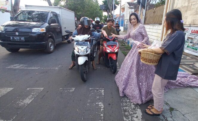 
Wanita Cantik Bergaun Pengantin Bagi-bagi Takjil Bikin Galfok Pengendara di Pasuruan