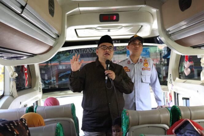
Wabup Timbul Lepas Peserta Mudik Gratis Probolinggo-Sampang