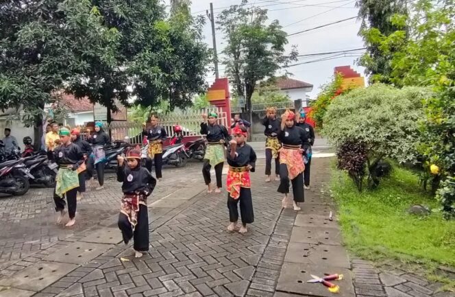 
Ngabuburit Heppiii di Pasuruan Dimeriahkan dengan Penampilan Pencak Silat