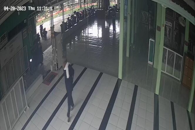 
Pura-pura Salat, Pria Bersorban Gondol Handphone Milik Pengurus Masjid