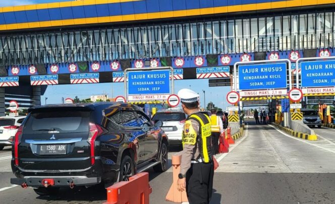 
Kendaraan Arus Balik Pemudik Mulai Padati Tol Kejapanan Pasuruan