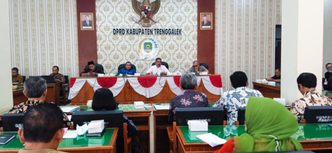 
Pansus DPRD Trenggalek Tuntaskan Pembahasan LKPj Bupati 2022