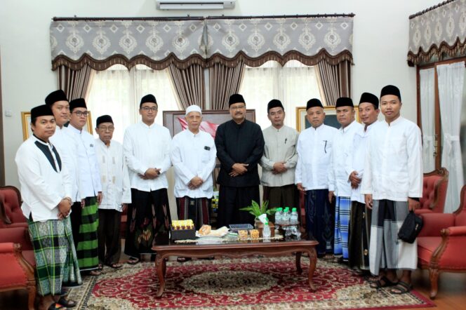 
Terima Kunjungan Silaturahmi PCNU Kota Pasuruan, Gus Ipul Sampaikan Ini…