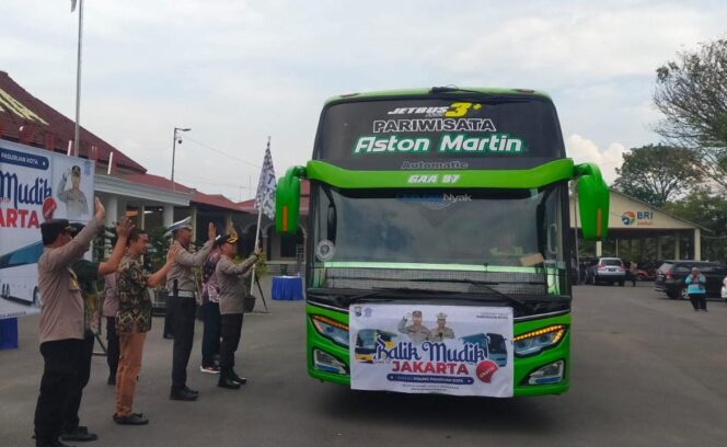 
Kapolres Pasuruan Kota Berangkatkan Rombongan Mudik Balik Gratis ke Jakarta