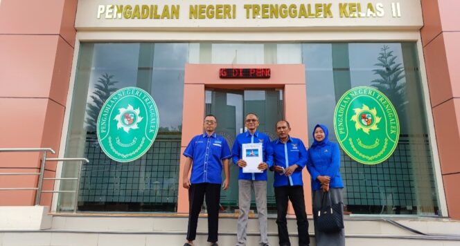 
Ajukan Perlindungan Hukum, Demokrat Trenggalek Serahkan Berkas ke Pengadilan