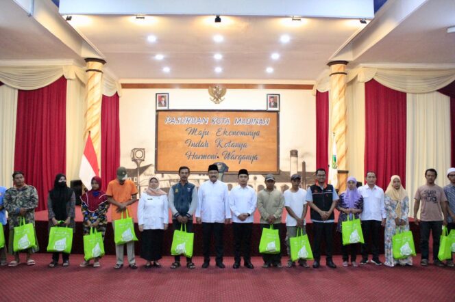 
Cegah Stunting, Pemkot Pasuruan Bagikan Bantuan Pangan Sebanyak 872 KRS