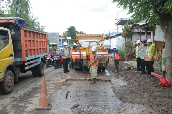 
Viral Jalan Rusak, Sekda Ugas Tegaskan Pemkab Sudah Anggarkan Perbaikan