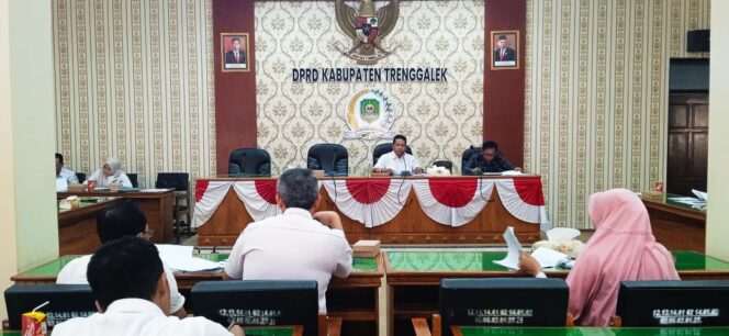
Gelar Rapat Kerja Bersama Eksekutif, Bapemperda DPRD Trenggalek Evaluasi Penyusunan Perda 2023