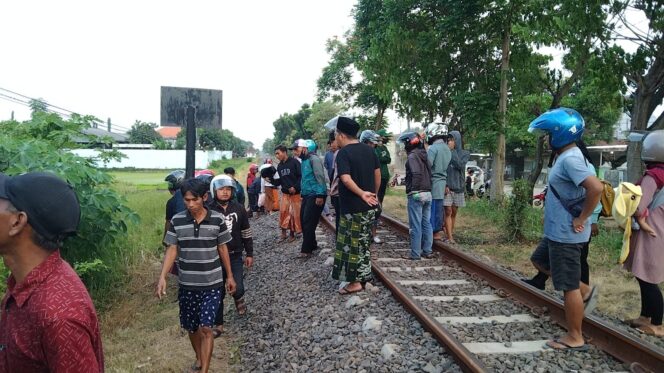
Breaking News! Bocah 5 Tahun di Pasuruan Tewas Tertabrak Kereta Api