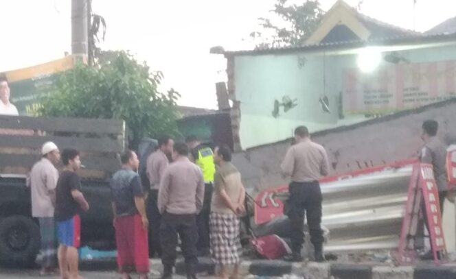 
Diduga Sopir Ngantuk, Pikap Sasak Ruko di Pasuruan