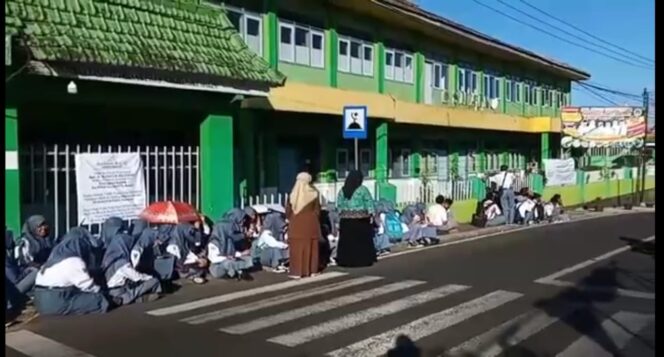
Sekolah Disegel, Pelajar SMAI Yakin Tutur Terlantar di Jalan