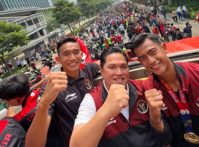 
Pawai Kemenangan Timnas U-22, Erick Thohir: Mereka Semua Pahlawan!