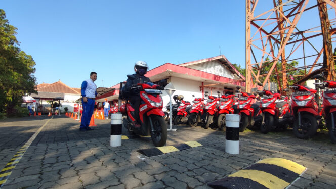 
Cari_ Aman Membawa Barang dengan Sepeda Motor
