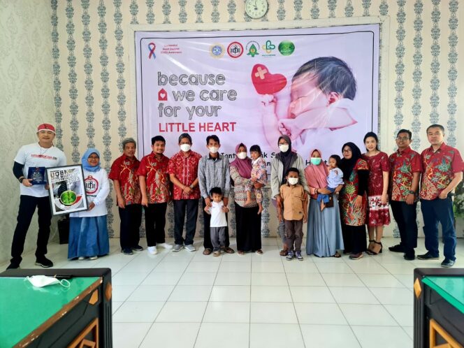 
Tim Pengabdian Masyarakat FK Unair Lakukan Deteksi Dini Penyakit Jantung Bawaan Anak di Probolinggo