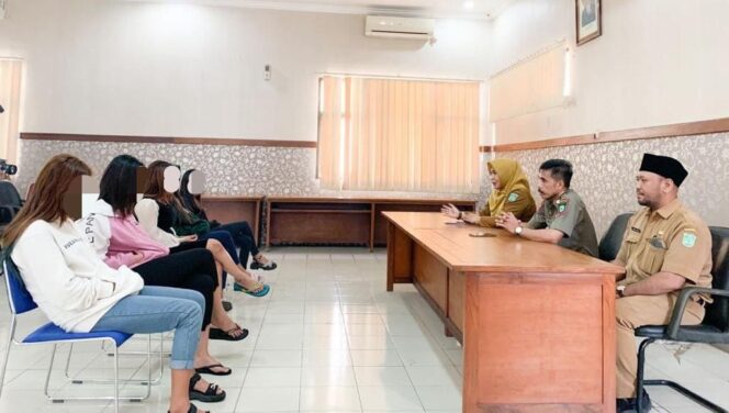 
5 PSK Tretes Diciduk Satpol PP Saat Tunggu Tamu