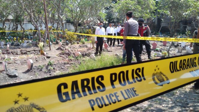 
Polisi Pasuruan Bongkar Makam Korban Pesta Miras Maut