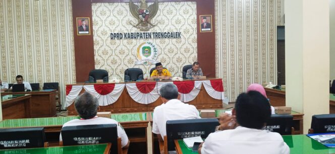 
Komisi I DPRD Trenggalek Gelar Raker bersama Eksekutif Terkait Kekosongan Jabatan di Beberapa Eselon