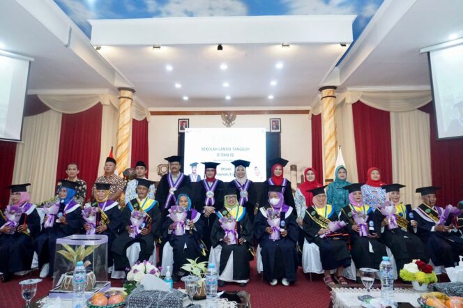 
280 Lansia di Kota Pasuruan Diwisuda