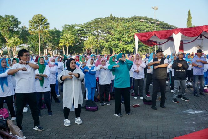 
Ribuan Lansia di Kota Pasuruan Senam Bareng Gus Ipul dan Mas Adi