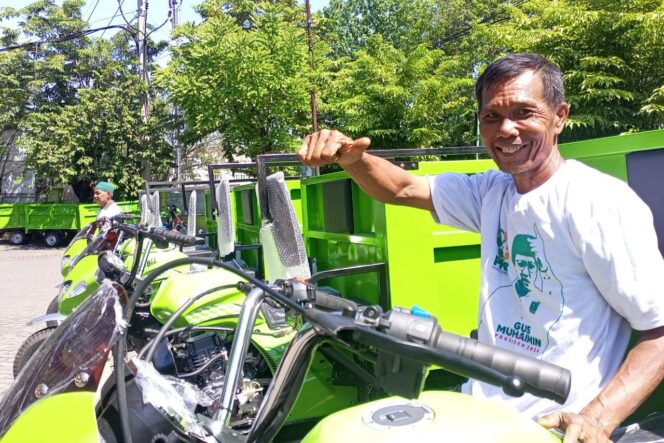 
Puluhan Petugas TPST Dapat Bantuan Kendaraan Pengangkut Sampah