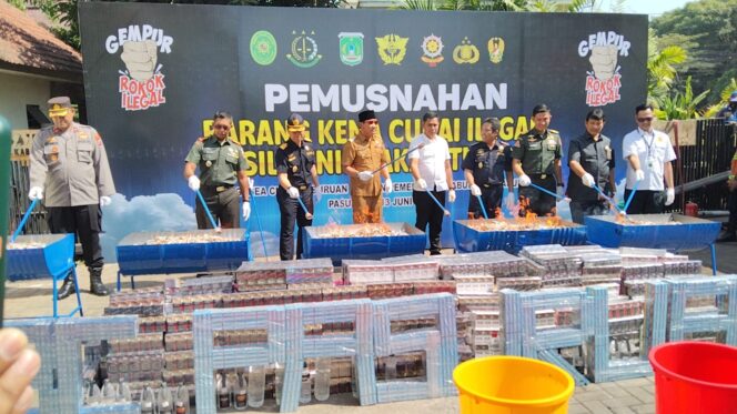 
Jutaan Rokok Ilegal di Pasuruan Dimusnahkan