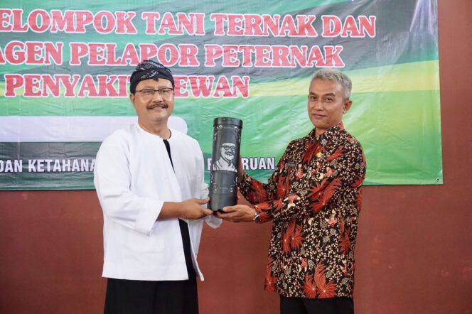 
Gus Ipul Kukuhkan Kelompok Tani Ternak dan Agen Pelapor Peternak Peduli Penyakit Hewan