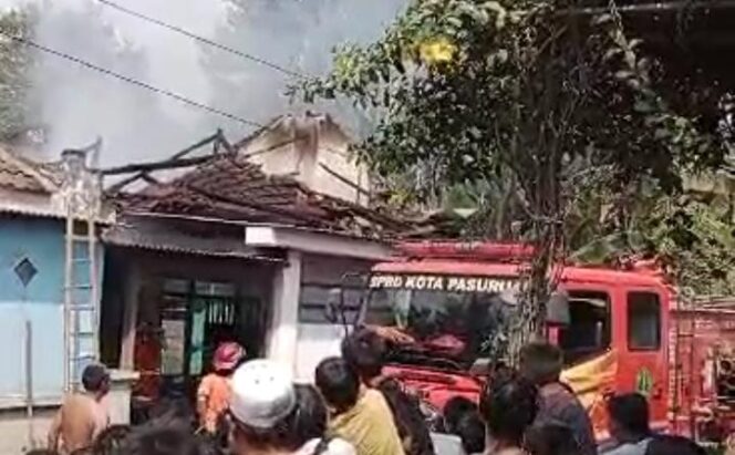 
Ditinggal Pergi Pemilik, Rumah Warga di Rejoso Pasuruan Ludes Terbakar