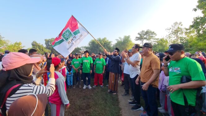 
Faisol Riza dan Gus Alek Lepas Jalan Sehat Bareng Ribuan Warga di Probolinggo