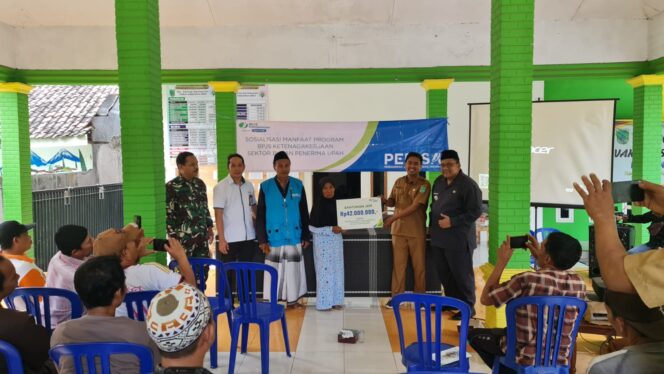 
Pemilah Sampah di Wonokerto Dapat Santunan Rp 42 juta dari BPJS Ketenagakerjaan Pandaan