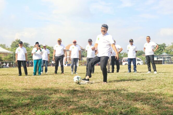 
Opening Foot Ball Walikota Cup, Gus Ipul Ajak Peserta Siap Tanding dan Sportif