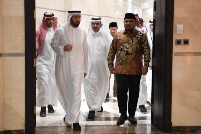 
Bertemu Menhaj Saudi, Menag Sampaikan Problem Layanan Armina 1444 H