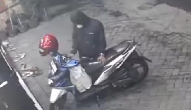 
Tak Sampai 10 Menit, Motor di Parkiran Toko Busana Muslim Raib Digondol Maling