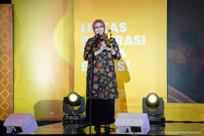 
Fokus Dunia Pendidikan, Bunda Fatma Diganjar Penghargaan Perempuan Inspiratif di Festival 6