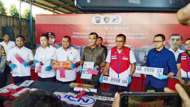 
Bareskrim Bongkar Kasus Penimbunan Solar di Kota Pasuruan, 3 Orang Ditetapkan Jadi Tersangka
