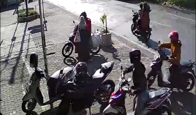 
Apes, Motor Emak-emak Digondol Maling Saat COD Sabun di Warung