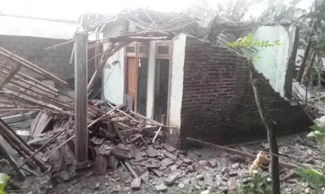 
Disapu Angin Kencang, Rumah Warga di Pasuruan Roboh