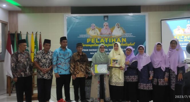 
Bunda Sufir Istri Wawali Beri Motivasi Perempuan Muda untuk Menjadi Muballighot