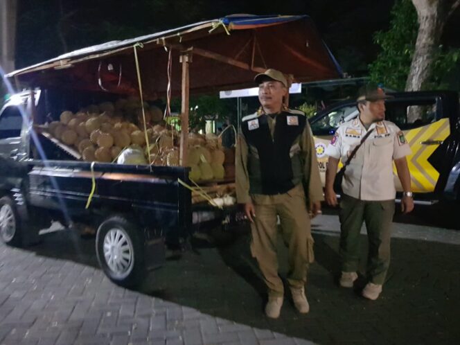 
Satpol PP Kabupaten Pasuruan Tertibkan Belasan Pedagang Durian Bandel di Cheng Hoo