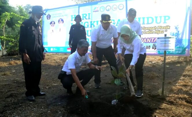 
Hari Lingkungan Hidup di Blitar, Diperingati Tanam Pohon dan Bersih-bersih Pantai