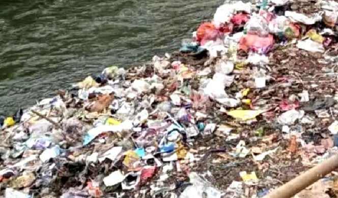 
Tumpukan sampah di bantaran Sungai Brantas Blitar. Foto : Bayu Saputra/Jurnalis Kabarpas Blitar.